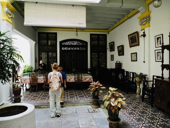 Die Villa wurde 1896 erbaut und bietet Einblick in das Leben der Peranakan-Chinesen auch bekannt als Baba-Nyonya. Das sind die Nachkommen der chinesischen Einwanderer