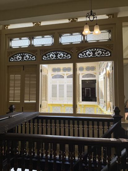 Um das obere Stockwerk zu sehen, in dem sich überwiegend die Schlafgemächer befinden, müssen wir die Schuhe ausziehen