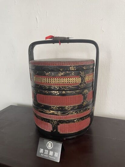 Diese Gefäße bekam die Braut von ihrem Gemahl und war gefüllt mit Geschenken