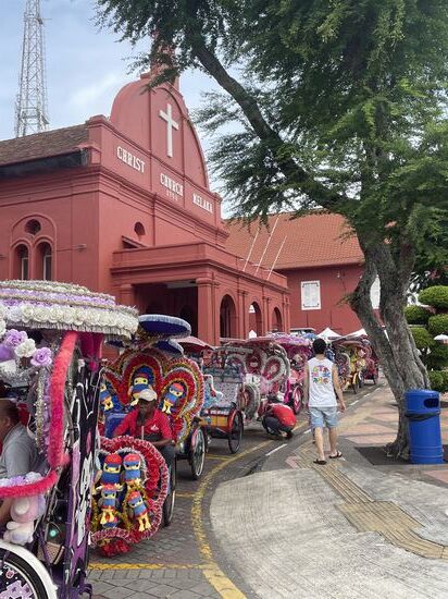 Der rote Platz mit der rotweißen Kirche und den vielen Tuk-Tuks
Einer schöner als der andere und alle werden mit menschlicher Kraft bewegt