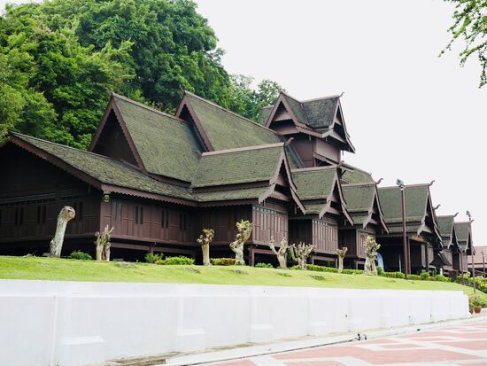 Das Gebäude des Sultanspalastes —hat man schonmal so einen häßlichen Palast gesehen?