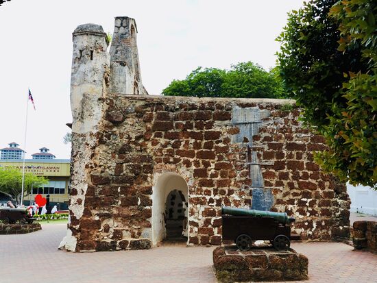 Daneben ist die portugiesische  Festung „A Famosa“