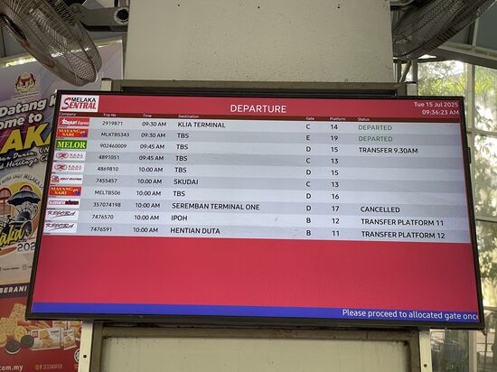 Mit einem Grab fahren wir zum Busbahnhof—wir haben unser Ticket für 10 Uhr