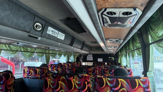 Komisch—online war der Bus fast ausgebucht, aber hier ist er leer