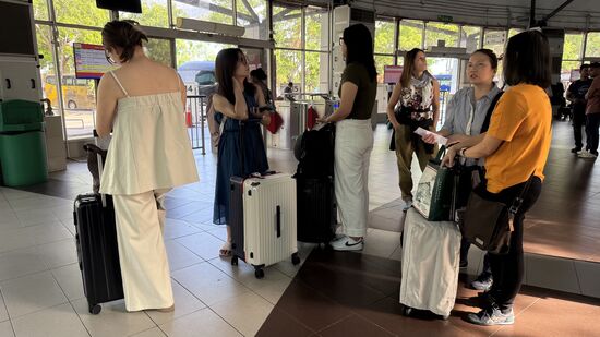 Die klimatisierte Wartehalle ist groß und man wartet wie im Flughafen am entsprechenden Gate