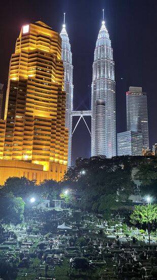 Unten -vor den Petronas ist ein riesiger Friedhof!
