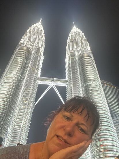 Ich sitze auf der Treppe und warte—dabei beobachte ich die vielen Insta-girlies…