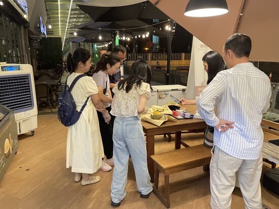Hier hat einer für eine ganze Bande schnatternder Mädels nach sorgfältiger Auswahl eine gekauft, die nun mit viel Vergnügen und lautem Gekicher verzehrt wird 
Dazu zieht man sich Plastikhandschuhe an.