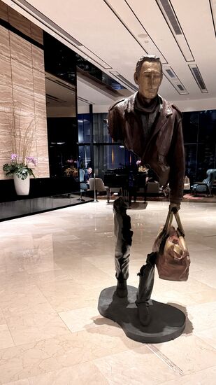 Kunst in der Lobby unseres „EQ-Hotels“ -