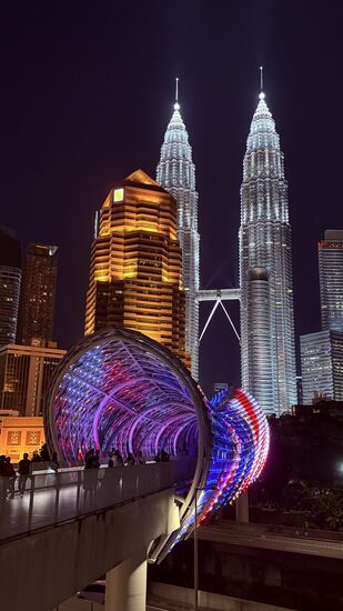 Der Tunnel davor wechselt die Farben und das Fotografenherz lacht über diesen tollen Spot!