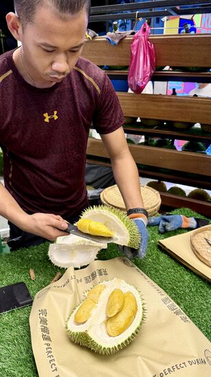 Die Frucht wird dann sofort zubereitet: Geteilt und vorsichtig aus der Schale gehoben und auf einem Teller mit Papier zum Verzehr angerichtet.
Das habe ich noch nie so gesehen