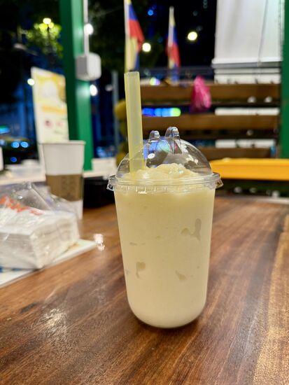 Thomas möchte unbedingt Durian probieren—so bestellen wir einen Smoothie—nur ganz wenig ist hier von der intensiv schmeckenden Frucht drin—aber es reicht, um den Geschmack die ganze Nacht zu behalten 