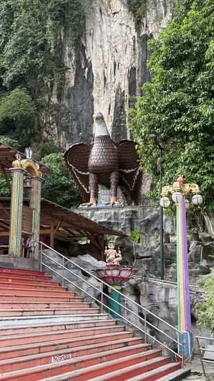 Die Batu caves sind ein kulturelles Zentrum -die Höhlen liegen auf einem Berg namens Batu