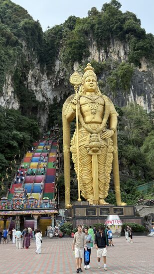 Vor den Höhlen befindet sich die 40m hohe Statue des Gotte Murugan—272 Stufen führen zur Haupthöhle hinauf