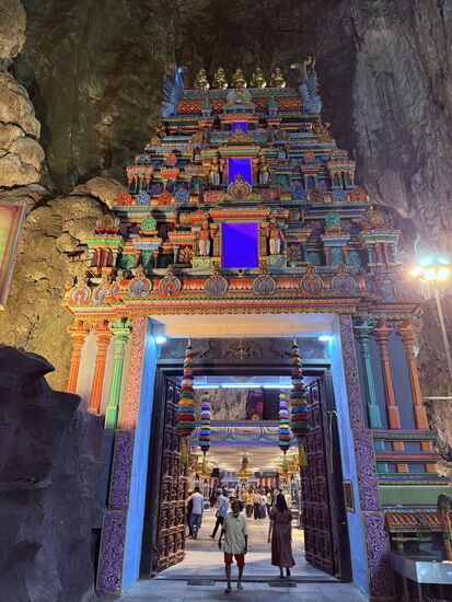 In der Temple Cave befindet sich ein Hindu-Tempel, der Sri Subramaniam Swamy-Tempel
Schuhe aus und rein!