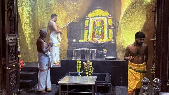 Gerade findet eine Zeremonie statt, mit viel Gesang und Gebeten