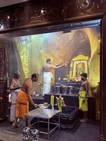 Kerzen werden angezündet, viele Menschen beten in lautem Singsang