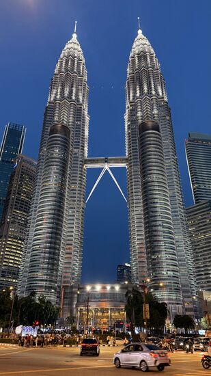 Auf zum nächsten Spot—direkt vor die mächtigen Türme!