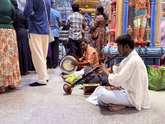 Obwohl alle beten und wir sie dabei filmen, werden wir freundlich angelächelt