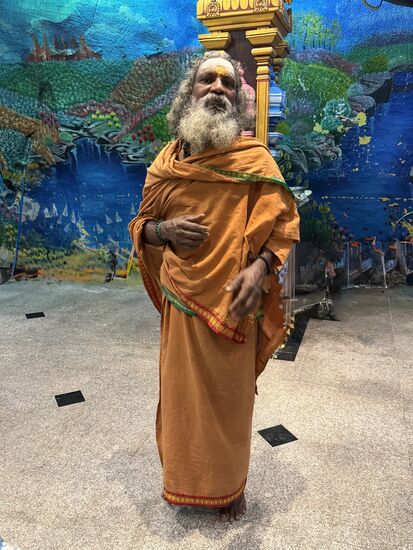 Er ordnet und räumt auf 