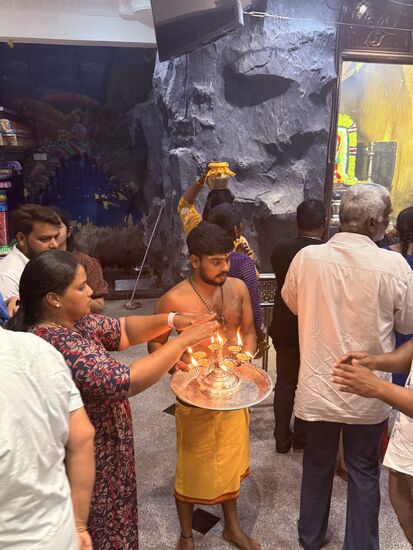 Die Menschen beten und fassen durch das Feuer