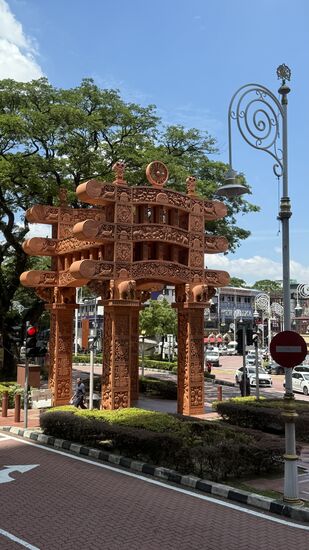Torana Gate —für die Länderpartnerschaft zu Indien. Es symbolisiert hinduistische und buddhistische Einflüsse