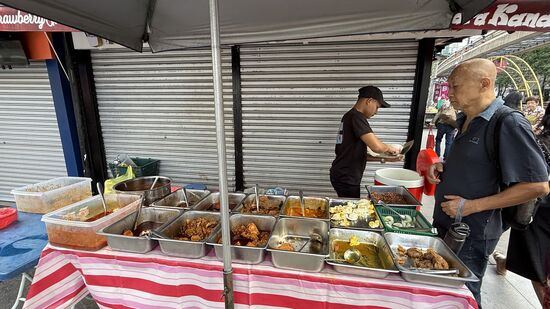 Vorbei an vielen Straßenständen, die den eiligen Menschen Essen „to Go“ anbieten
Dieses wird in Bananenblätter eingewickelt