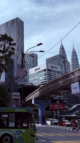 Rückweg: zum Hotel : ganz links ist unser Hotel, das „EQ“  und rechts lugen die Petronas hervor
