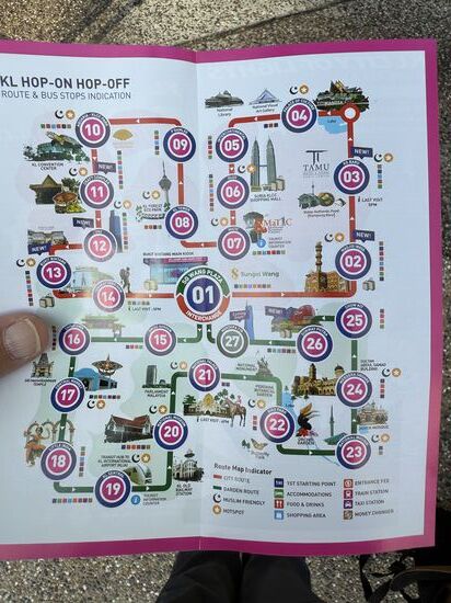 Hier erstehen wir für 30 MYR = 6 Euro so eine Tageskarte , welche 2 Routen beinhaltet. Die rote Stadt- und die grüne Gartenroute
Eine Route dauert ca 2 Stunden