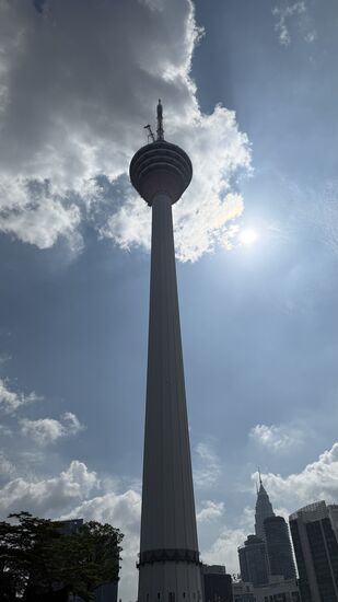 Der 421m hohe und im Jahr 1994 fertiggestellte KL-Tower