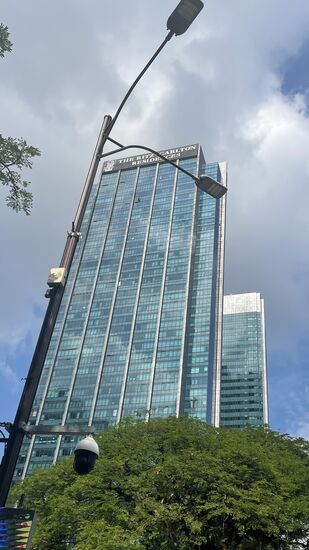 Wir kommen ins Börsenviertel:
Hier staunen wir: seht ihr den Punkt da oben an der Front?
Dieses ist das 4-höchste Gebäude Malaysias