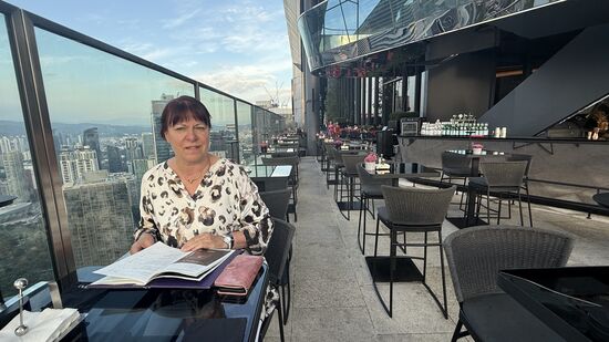 Für diese schönen Plätze ist ein Mindesverzehr Bedingung, sodass wir heute hier einen Snack bestellen…