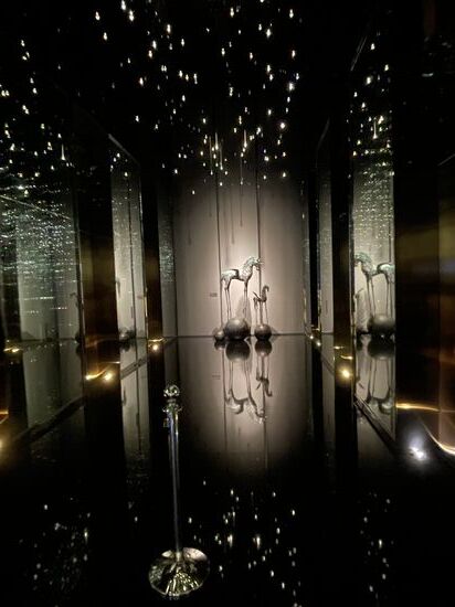 Abends erwartet uns ein besonderer Abschluß des Tages: die Roof-Top Bar im 51. Stock unseres Hotels -hier kommen wir in der Glitzerwelt mit dem Fahrstuhl an