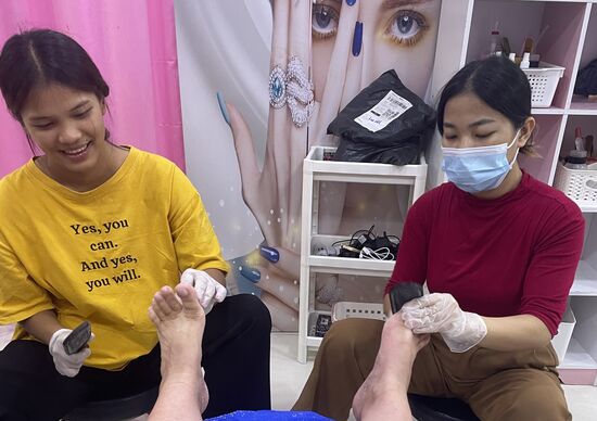 So intensiv wurden meine Füße noch nie behandelt. Insgesamt 2 Stunden lag ich im Stuhl… —inklusive Lack kostete der Spaß 90 MYR = 18 Euro