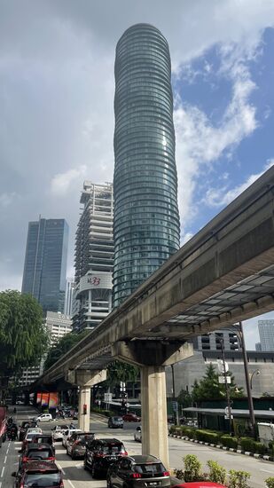 Zu bestaunen gibt es fast ausschließlich Hochhäuser: Banken, Wohnhäuser und Hotels…