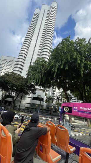 Für den kleinen Preis kann man auch nicht allzuviel erwarten: das guiding findet live und nur in englisch statt. Es gibt ein paar Außenplätze oben und ein paar klimatisierte Innenplätze oben. sowie einige Innenplätze unten.
Wir sitzen zuerst oben draußen, aber bald wechsle ich nach innen.
Die Klimaanlage ist total überfordert und leckt und das Wasser tropft ständig auf Sitze und Boden