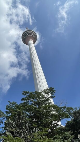 Der 421m hohe KL-Tower-ein Fernsehturm - ihn sieht man von fast jedem Teil der Stadt, er ist der höchste Fernsehturm und hat ein 360Grad Drehrestaurant, einen Mini-Zoo, ein Aquarium und einen Formel 1 Simulator im Turm