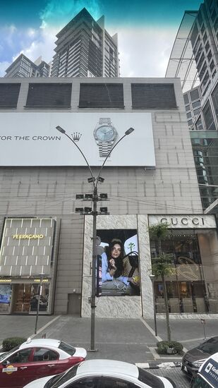 Auch ein edles Shoppingcenter darf nicht fehlen.