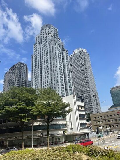 Kuala Lumpur heißt auf deutsch übrigens: Schlammige Flußmündung 
Die Stadt hat knapp 2 Mio Einwohner