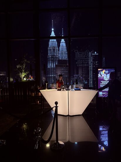 Der Empfangsthresen vor der Bar—wir haben einen Tisch für 18.30 Uhr reserviert