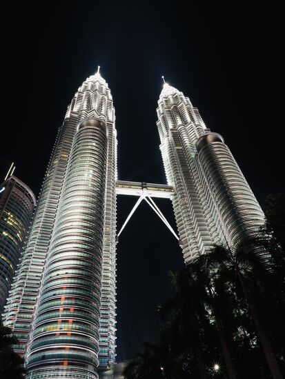 Die Petrona-Towers sind mit 452m die höchsten Zwillingstürme der Welt -im Vergleich dazu war das World-Trade-Center 417m hoch, mit Antenne allerdings 527m