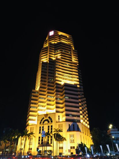 Die Menara Bank beleuchtet: sie ist eine der größten Banken Malaysias