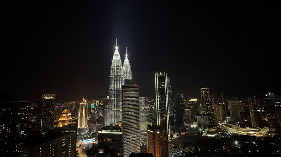 …und dann weiterziehen, denn Thomas möchte noch einmal zu den Petrona Towers für weitere Fotos