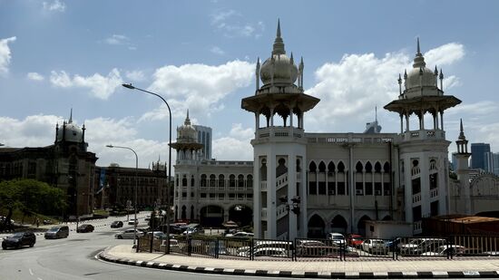 Das ist der alte Bahnhof von KL, der 1910 fertiggestellt wurde.  Er ist im alten Mogul Stil und war bis 2001 in Betrieb.
Heute nur noch Administration der Eisenbahn und Eisenbahn-Museum