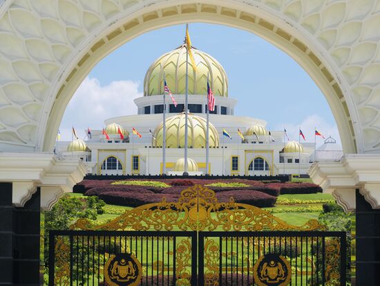 Istana Negara —der ehemalige Nationalpalast für den jeweiligen König  —hier war die Residenz der Könige von 1957 - 2011
Seit 2013 beherbergt er nur noch das Königliche Museum