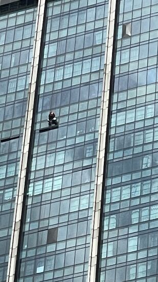 Ein fleißiger Fensterputzer in schwindelnder Höhe von 445m ….
Wie lange der wohl braucht, bis er fertig ist???