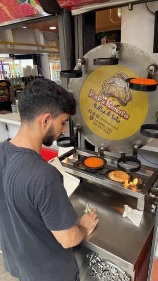 Dann gehen wir los ins chinesische Viertel—hier gibt es unzählige Straßenverkäufer.
Dieser junge Mann fabriziert aus Engelshaar leckeren Käse