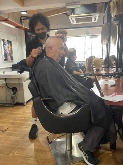 Ein  junger Mann macht sich gleich mit Feuereifer ans Werk, nachdem Thomas ihm seine Wünsche- oben 9mm und seitlich 7mm—auf ein Blatt Papier gezeichnet hat.