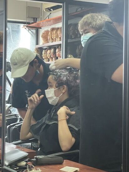 Ich beobachte derweil eine Dame neben ihn, durch einen Spiegel. Die wird sehr ausgiebig behandelt. 2 junge Männer massieren unermüdlich ihren eingeschäumten Kopf