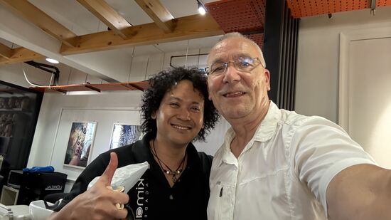 Glücklich über ein Trinkgeld und das außergewöhnliche Erlebnis mit seinem europäischen Gast gibt es noch ein Selfie 